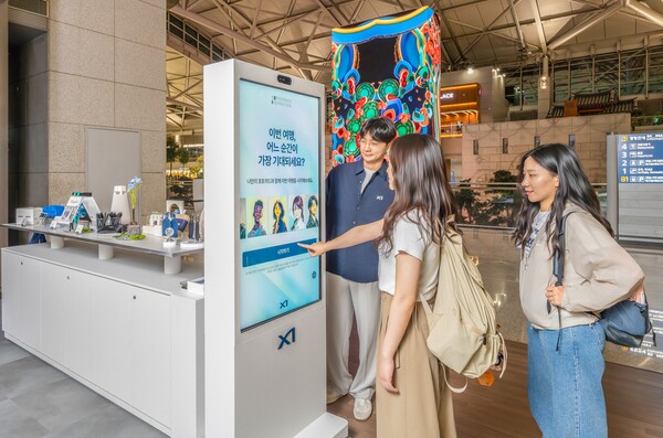 인천공항 이용자들이 자이(Xi) 브랜드 팝업스토어를 이용하고 있다. (사진제공=GS건설)