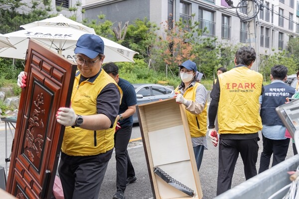 HDC현대산업개발이 지난 30일 서울 송파구에서 사회적협동조합 수, 집으로 가는 길, 송파2동주민센터와 연계해 독거노인 가구를 위한 주거환경 개선 건축봉사활동을 진행했다. (사진=HDC현대산업개발)