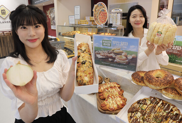 4일 금요일 오전 이마트 용산점에서 모델들이 신세계푸드가 운영하는 이마트 내 베이커리 매장 ‘블랑제리’ 앞에서 ‘무안 양파’를 활용한 신제품을 소개하고 있다. (사진제공=이마트) 