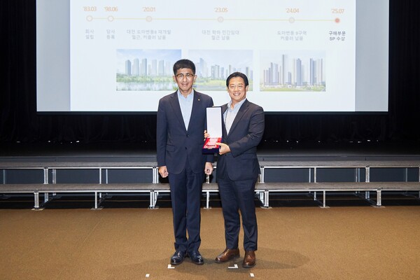 한화 건설부문 김승모 대표이사(왼쪽)가 ‘2025년 우수협력사’로 선정된 오성철강㈜ 유동현 대표이사와 기념촬영을 하고 있다. (사진제공=한화 건설)