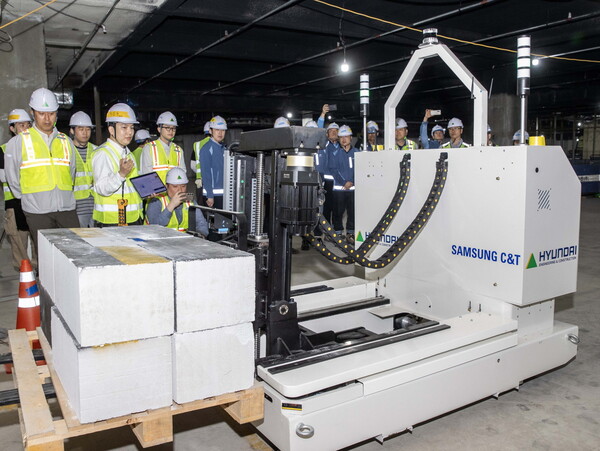 삼성물산과 현대건설이 공동 개발한 '스마트 자재 운반 로봇' 기술 시연회를 진행했다. (사진=삼성물산)