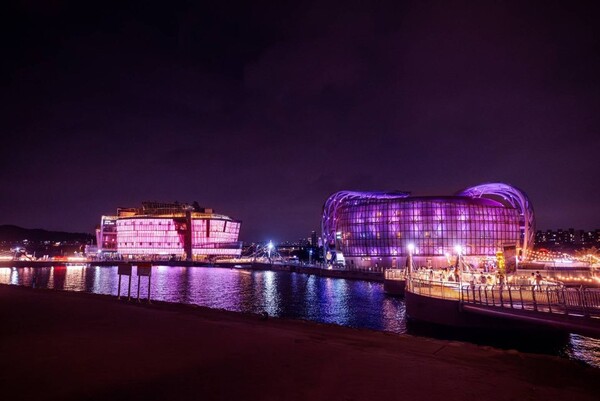 블랙핑크 월드투어 DEAD LINE을 기념해 서울 주요 랜드마크에 핑크빛 조명을 밝히는 프로모션이 진행됐다. 핑크 조명이 켜진 세빛섬 (사진=YG엔터테인먼트)