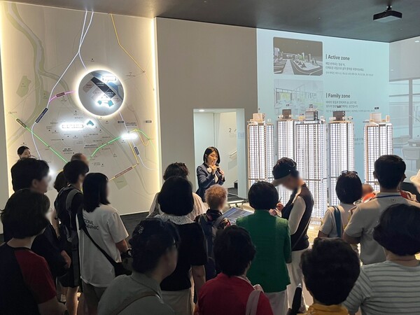 대전 하늘채 루시에르 견본주택을 찾은 내방객들의 모습 (사진=코오롱글로벌)