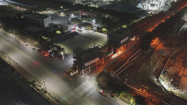 DL이앤씨가 샤힌 프로젝트 건설 현장에서 대형 모듈을 모듈 트랜스포터(SPMT)에 태워 이동시키고 있다.(사진=DL이앤씨)