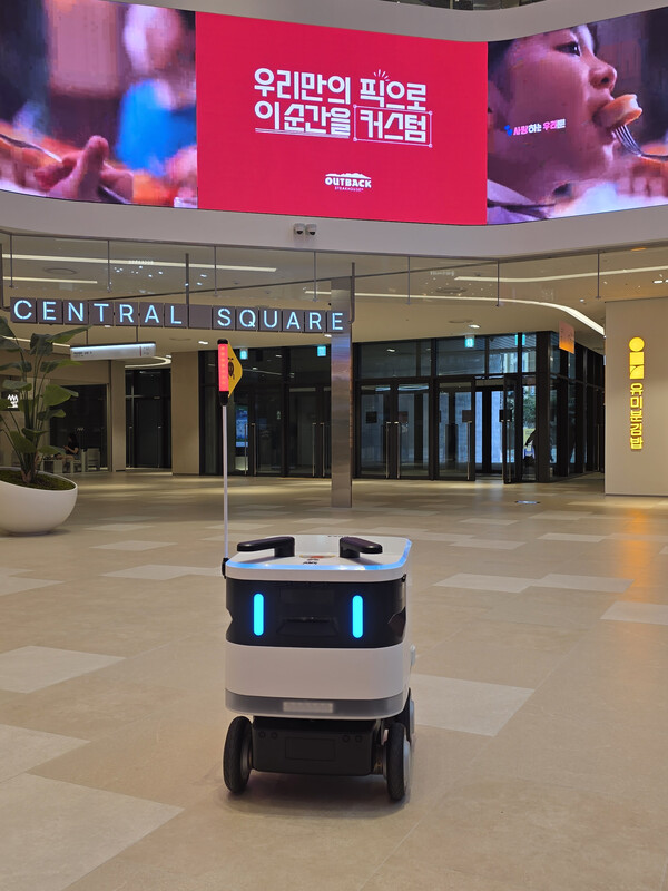 이스트폴에서 운영중인 배송로봇 모습 (사진=KT에스테이트)