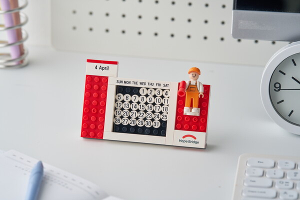 희망세이버즈 캠페인 참여자에게 제공되는 ‘굿즈 세트’. 365일 안전 실천을 독려하는 캘린더와 메시지가 담긴 키링으로 구성됐다. (사진제공=희망브리지)