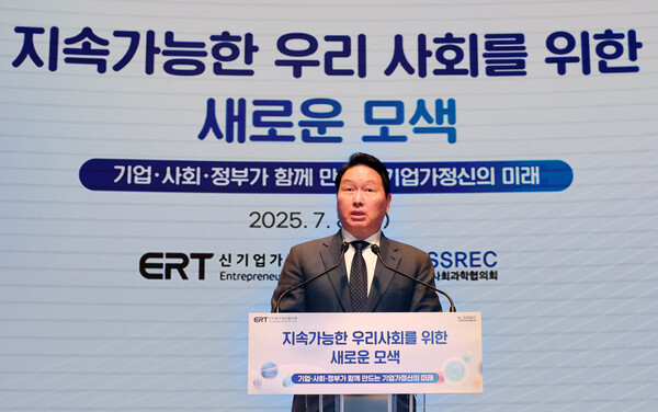 대한상공회의소 신기업가정신협의회가 개최한 '지속가능한 우리사회를 위한 새로운 모색' 토론회에서 최태원 회장이 자본주의 시스템 재설계 필요성을 강조했다. (사진제공=대한상공회의소)