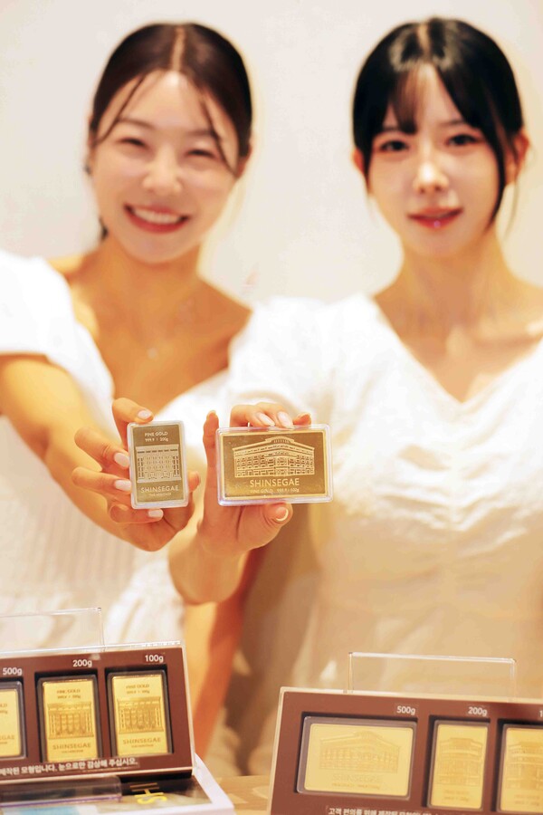 신세계백화점이 신세계 본점 과 지난 4월 문을 연 '더 헤리티지'의 와관을 정교하게 새겨넣은 골브바를 출시했다. (사진=신세계백화점)