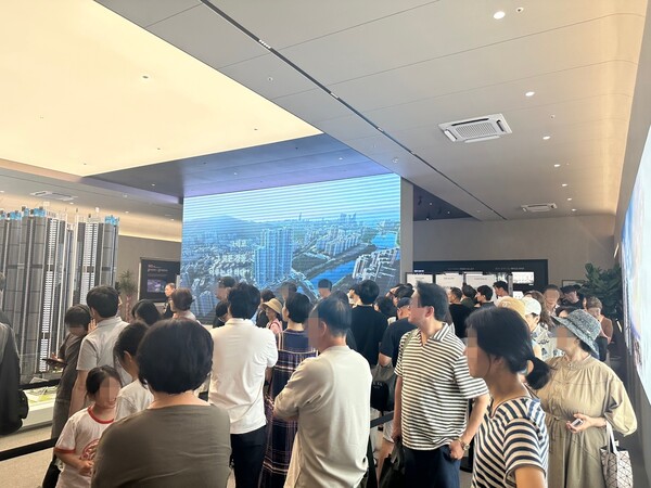 11일 문을 연 부산 르엘 리버파크 센텀 갤러리 에 주말동안 약 3만3000명의 인파가 몰렸다. (사진=롯데건설)