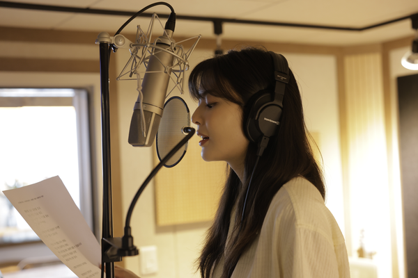  배우 이선빈이 희망브리지 ‘국민히어로즈’ 캠페인 내레이션 녹음을 진행하고 있다.(사진제공=희망브리지)