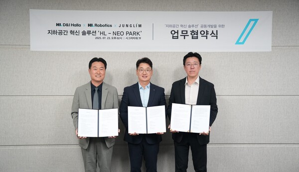 (왼쪽부터) 정림건축 이효성 부사장, HL디앤아이한라 박재우 상무, HL로보틱스 김태준 상무가 지하공간 혁신솔루션’ 협약 체결식을 맺고 기념촬영을 하고 있다.(사진제공=LH디앤아이한라)