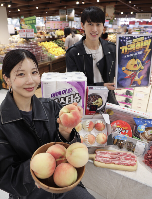 이마트 용산점에서 모델들이 8월 고래잇 페스타 할인상품을 소개하고 있다. 이마트가 오는 7월 29일부터 8월 3일까지 총 6일간 고래잇 페스타 '초대형 가격하락' 행사를 진행한다. (사진=이마트)