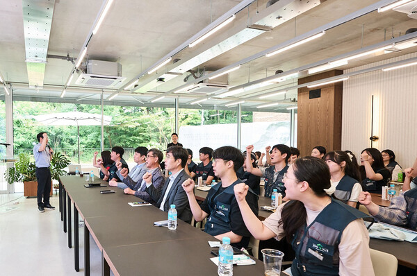 HDC현대산업개발이 지난 31일 진행한 HDC 심포니 희망드림빌더 3기 교육생 발대식에서 교육생들이 각오를 다지고 있다. (사진=HDC현대산업개발)