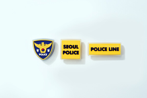 샌들형 신발에 부착 가능한 ‘폴리스라인’ 야광 슈즈 참 (사진제공=이마트)