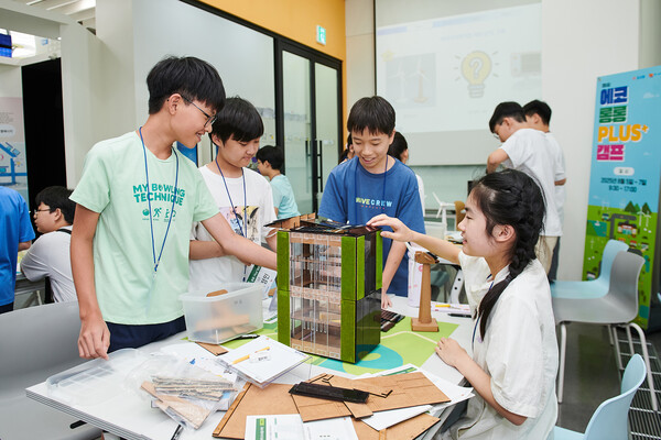 코오롱그룹의 비영리 재단법인 '꽃과어린왕자'가 '제9회 에코 롱롱 Plus 캠프'를 진행했다. 캠프에 참여한 학생들이 직접 친환경 빌딩과 도시를 설계해 보고 있다. (사진=코오롱)