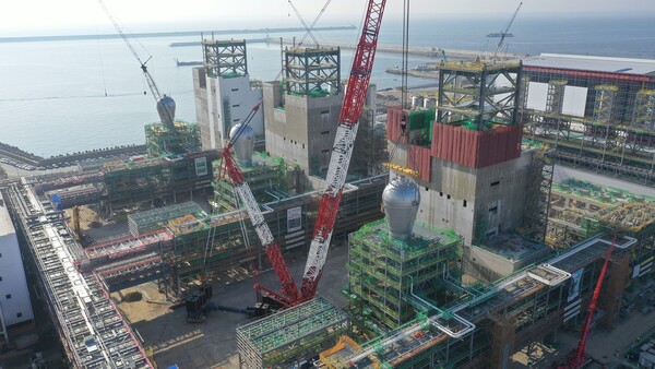 철골 구조물에 설치된 리액터 3기 (사진=현대엔지니어링)