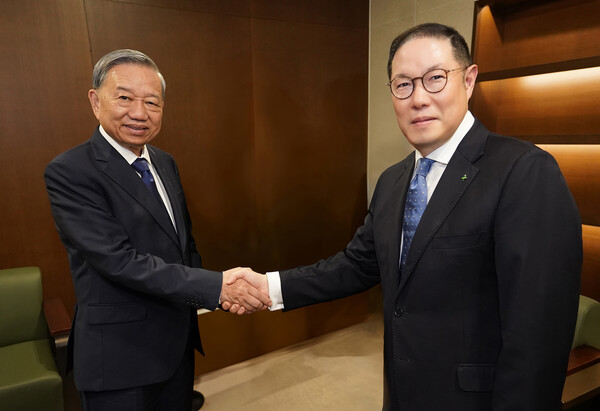 조현상 HS효성 부회장(오른쪽)이 지난 11일 연세대학교 명예박사 수여식에서 또럼 베트남 공산당 서기장과 함께 악수를 하고 있다 (사진제공=HS효성)