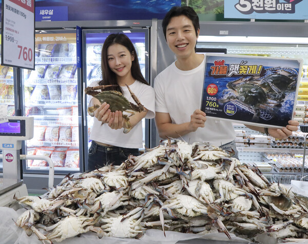 이마트 수원점에서 모델들이 가을 햇 꽃게를 소개하고 있다.(사진=이마트)
