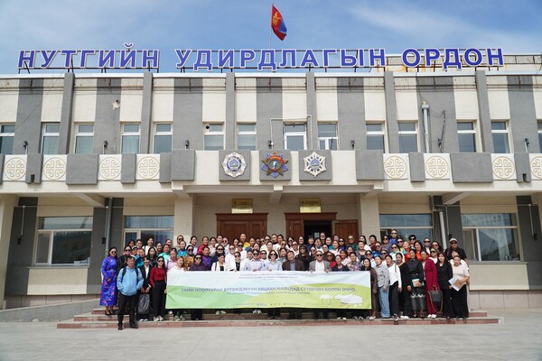 몽골 수흐바타르도청 건물에서 지속가능한 캐시미어 생산과 여성 리더십 교육을 받은 수흐바타르 아이막 유목민들이 단체 사진을 촬영하고 있다. (사진제공=코오롱FnC)