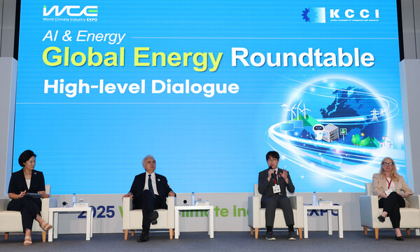 기후산업국제박람회 글로벌 에너지 라운드 테이블에서 하정우 대통령비서실 AI미래기획수석비서관이 패널토론을 진행하고 있다. (사진=대한상공회의소) 