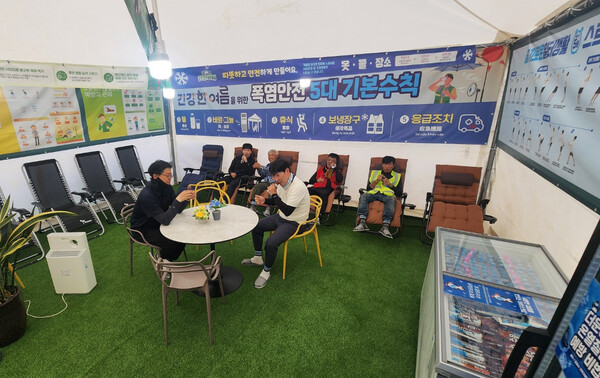 롯데건설 현장의 근로자들이 냉방장치와 차가운 음료·빙과류 등이 마련된 휴게공간에서 휴식을 취하고 있다.