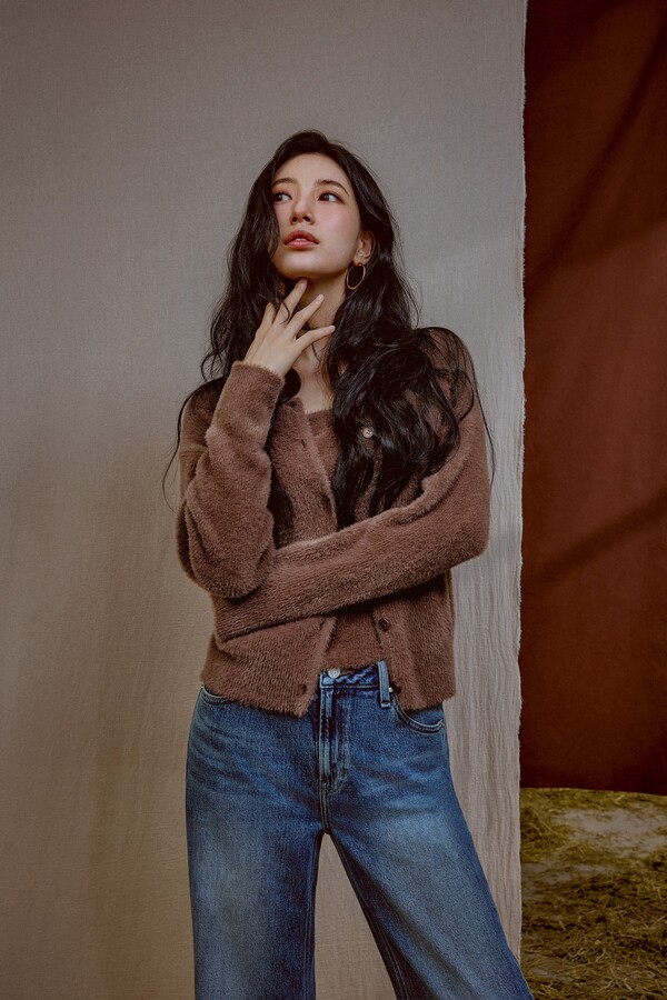 보헤미안 감성에 현대적 시크함 더한 수자의 가을 화보 (사진제공=게스)