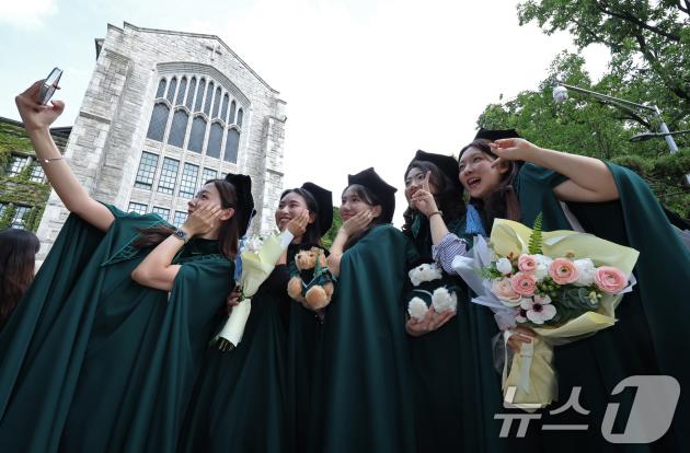 이화여대 2024학년도 후기 학위수여식이 진행된 29일 서울 서대문구 이화여대에서 졸업생들이 기념사진으로 추억을 남기고 있다. 2025.8.29/뉴스1 ⓒ News1 장수영 기자