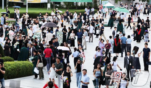 이화여대 2024학년도 후기 학위수여식이 진행된 29일 서울 서대문구 이화여대 교정이 졸업생들과 가족 들로 북적이고 있다. 2025.8.29/뉴스1 ⓒ News1 장수영 기자