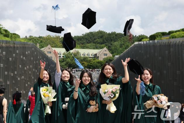 이화여대 2024학년도 후기 학위수여식이 진행된 29일 서울 서대문구 이화여대에서 졸업생들이 학사모를 던지고 있다. 2025.8.29/뉴스1 ⓒ News1 장수영 기자