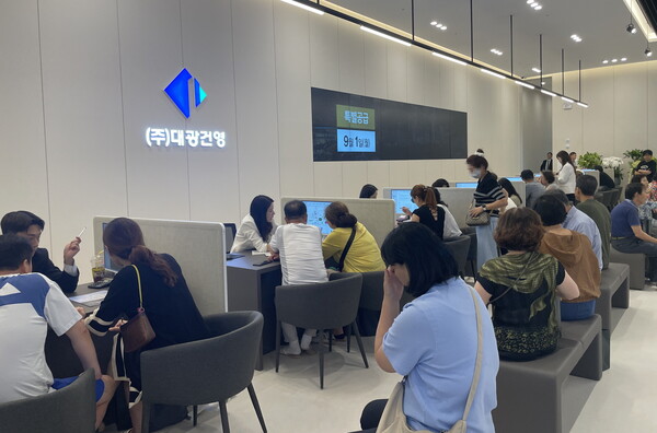 ‘용인 고진역 대광로제비앙’ 견본주택에 많은 인파가 몰려 관심을 보였다. (사진=대광건영)