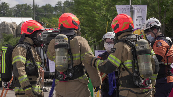 소방대원들이 충북 영동군에서 열린 긴급구호종합훈련에 참여하고 있다.(사진=전국재해구호협회)