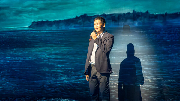 허윤홍 GS건설 대표가 공연 관람에 앞서 공연 직원 및 가족들에게 감사의 인사를 하고 있다. (사진=GS건설)