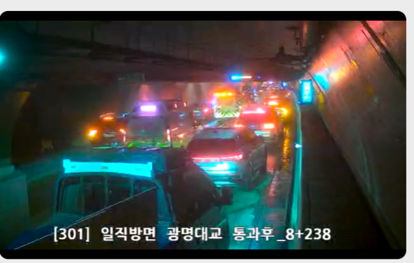 서부간선지하도로가 차량 화재로 양방향 통제된 가운데 일직방향으로 빠져 나오지 못한 차량들이 광명교 부근 지하에서 사고 정리를 위해 기다리고 있다. 광명대교를 앞뒤로 정체 상태다. 오전 7시53분 현재