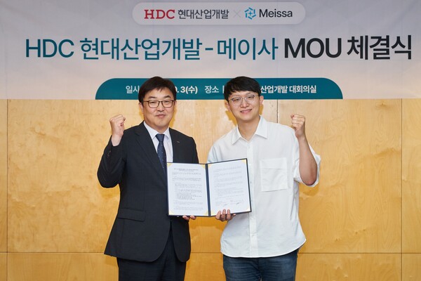 3일 HDC현대산업개발 본사에서 드론 플랫폼을 활용한 스마트 건설기술 공동개발 MOU를 체결했다. (사진 왼쪽부터) 민성우 HDC현대산업개발 건축본부장, 최석원 메이사 대표이사 (사진=HDC현대산업개발)
