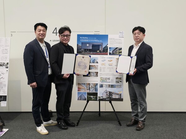 한화 건설부문의 김순철 현장소장(우측 첫번째)과 해안건축의 박민진 소장(가운데)이 대상인 환경부 장관상을 수여받고 기념사진을 촬영하고 있다. (사진=한화 건설)