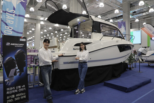 모델들이 트레이더스 구월점에서 대형 요트를 소개하고 있다. 트레이더스 구월점은 트레이더스 중 최대 규모 로드쇼 공간들을 마련했다. 대형 요트를 전시하는 ‘스타보트 팝업 로드쇼’를 진행해 오프라인만의 차별화된 경험을 제공한다. (사진=이마트)