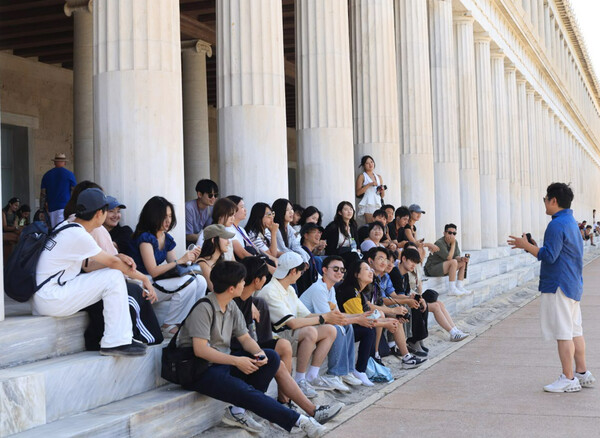 지식향연 그랜드 투어 참가자들이 고대 아고라 박물관에서 박물관의 역사와 전시된 유물에 대한 설명을 듣고 있다. (사진=신세계그룹)