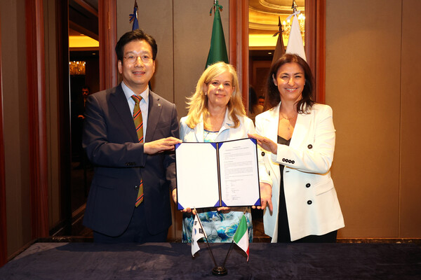 (왼쪽부터) 대우건설 재무관리실 황원상 실장, 이태리 SACE 국제사업 총괄대표 미칼 론, 프랑스 나틱시스(Natixis CIB) 글로벌 트레이드 글로벌 공동대표 미켈라 씨체니아가 금융 약정 서명후 기념촬영을 하고 있다. (사진=대우건설) 