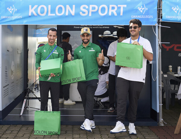 코오롱스포츠 부스를 방문해 양궁화 ‘아처삭스’를 신고 포즈를 취하는 사우디아라비아 양궁선수들 (사진제공=코오롱스포츠)