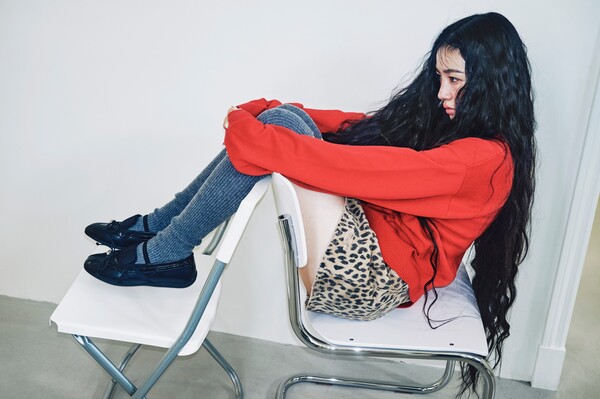 인플루언서 ‘나야와시’와 함께한 25FW 슈에띠즈 화보 이미지 (사진=코오롱FnC)