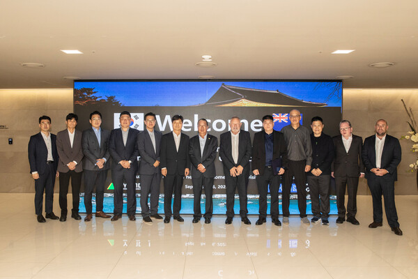 현대건설, HND홀딩스, CMP 컨스트럭션 관계자들이 ‘The Strand 주택 개발사업에 대한 시공사 조기 참여 협약’을 체결한 후 기념사진을 촬영하고 있다. (사진=현대건설)