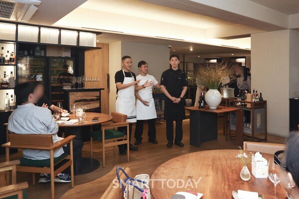 미쉐린 3스타인 밍글스와 협업한 '포핸즈 다이닝' 행사 사진 (사진제공=신세계백화점)