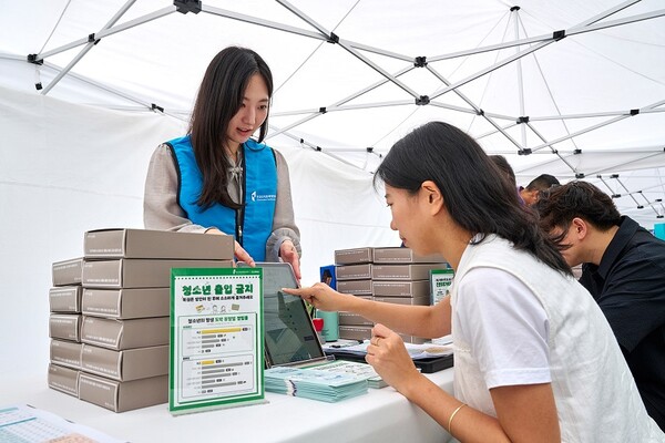‘2025 건전 복권문화 캠페인’ 현장을 찾은 시민들이 도박문제 자가진단(CPGI) 테스트에 참여하며 자신의 복권 구매 습관을 점검하고 있다.
