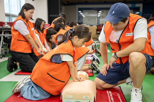 호반그룹 임직원과 가족은 화재 시 대피 및 응급 대응법 등 재난 안전교육을 받았다. (사진=호반그룹)
