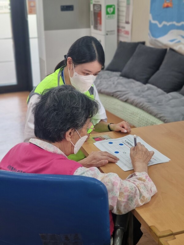 AXA손해보험이 용산데이케어센터에서 치매 예방을 위한 인지 프로그램 봉사활동 진행했다 (자료제공 : 악사손보)