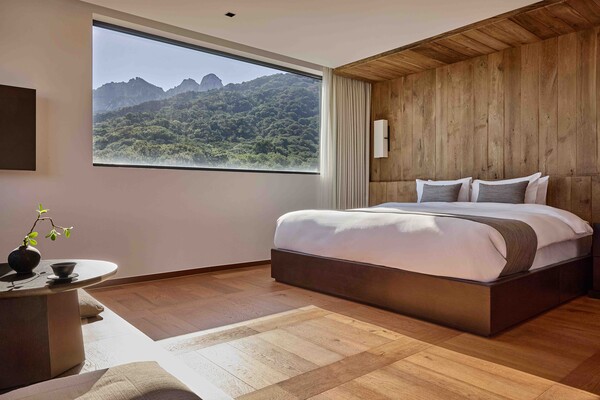 북한산을 바라볼 수 있는 파크하우스 객실 (사진=한화호텔앤드리조트)