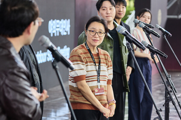  21 영화의전당 야외무대 무대인사 행사 도중 윤가은 감독(왼쪽 2번째)이 답변을 하고 있다. (사진제공=씨네큐브)