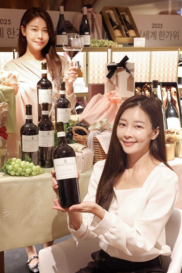 신세계백화점 강남점 하우스오브신세계 1층 와인셀라에서 모델들이 상품(나파밸리 와인)을 소개하고 있다. (사진제공=신세계백화점)