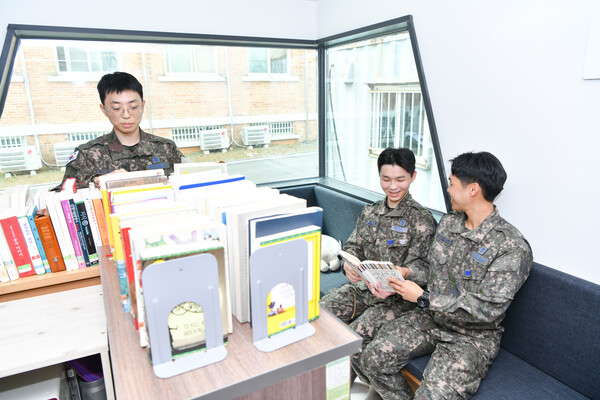  * 지난 3월 공군 8930부대에 개관한 청춘책방 12호점에서 장병들이 시간을 보내고 있다.