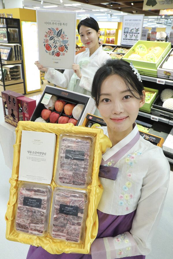 26일 이마트 용산점에서 모델들이 '이마트 추석 선물세트 본 판매' 상품들을 소개하고 있다. 이마트는 추석 연휴를 약 열흘 앞두고 추석 선물세트 본 판매에 돌입한다. (사진제공=이마트)